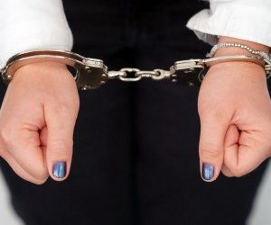 Altmış zəvvara qarşı dələduzluq etməkdə şübhəli bilinən şirkətin qadın rəhbəri həbs edilib