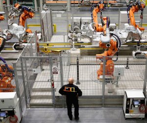 В России предложили заменить мигрантов роботами