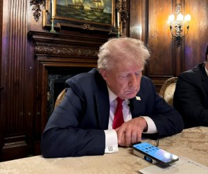 Трамп потребовал производить iPhone в США