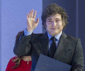 Милея случайно ударили микрофоном по лицу — СМИ