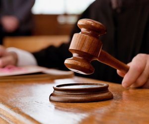 Bakıda 41 qızıl külçəsini keçirmək istəyən sabiq gömrükçü mühakimə olunur