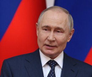 Putin Kurska səfər edib