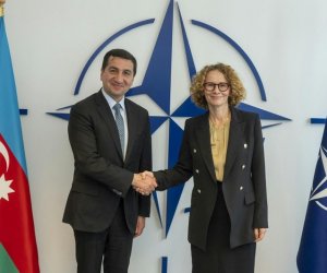 Hikmət Hacıyev NATO baş katibinin müavini ilə görüşüb