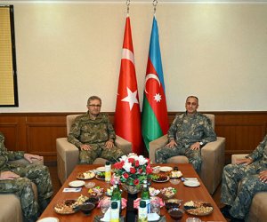 Hikmət Mirzəyev ordu generalı ilə görüşüb