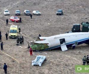 На месте крушения самолета AZAL близ Актау появился мемориал
