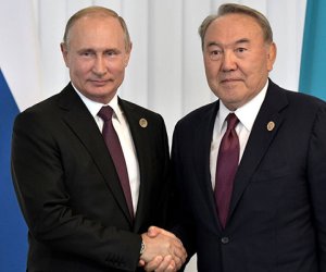 Путин в Кремле встретился с Назарбаевым