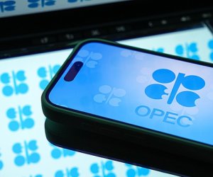 Восемь стран ОПЕК+ договорились увеличить добычу нефти