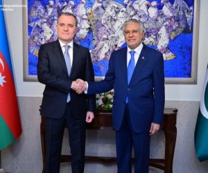 Azərbaycan və Pakistan XİN başçıları ECO Zirvəsinin təfərrüatlarını müzakirə ediblər