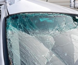 В Шабране автомобиль врезался в фонарный столб, есть погибший
