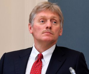 Песков: Встреча Трампа, Путина и Зеленского в ближайшее время вряд ли возможна