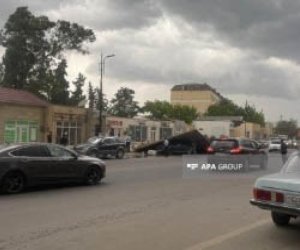 Sabirabadda külək tikilinin damını avtomobilin üstünə aşırıb