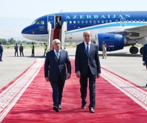 Baş nazir Əli Əsədov Düşənbədə işgüzar səfərdədir