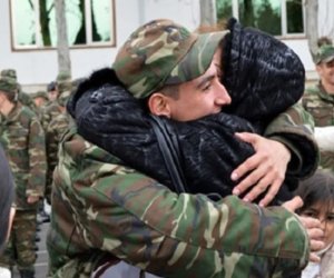 Gənc əsgərlər valideynləri ilə görüşə bilməyəcək - Müdafiə Nazirliyindən açıqlama