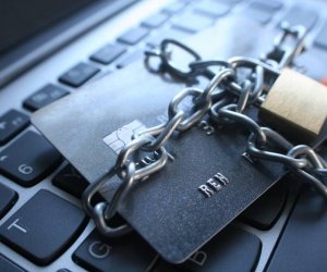 За минувшие сутки с банковских карт граждан похищено около 10 тыс. манатов