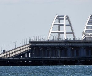 Россия приостановила движение по Крымскому мосту