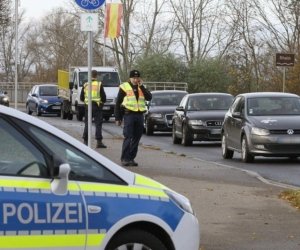 Автомобиль въехал в толпу людей в Германии