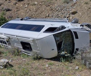 Naxçıvanda mikroavtobus dərəyə aşıb, xəsarət alanlar var