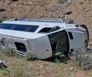 В Шахбузе микроавтобус упал в овраг, пострадали четыре человека