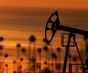 Цены на нефть продолжают расти на опасениях по поводу поставок