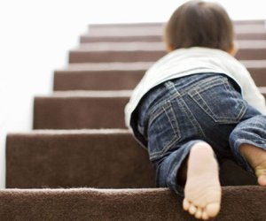 4 yaşlı uşaq yıxılaraq ölüb