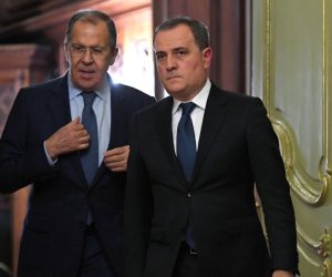 Azerbaijani, Russian FMs discuss Middle East crisis in phone call