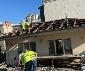 Bakıda binanın damında qanunsuz hovuz sökülüb