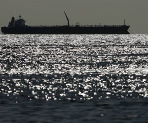 Иран срочно вывозит нефть из страны