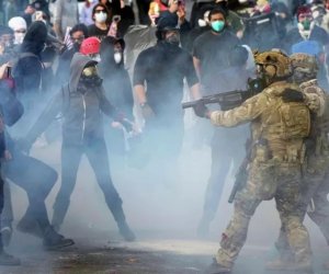 В США более 250 человек прорвались в здание миграционной службы