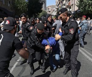Ermənistanda onlarla müxalifətçi polis tərəfindən saxlanılıb