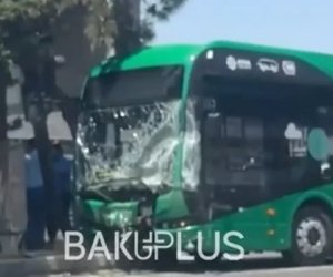 Bakıda "BakuBus" qəza törədib - Yaralılar var