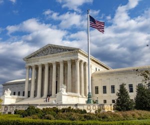 Верховный суд США разблокировал депортацию мигрантов в третьи страны