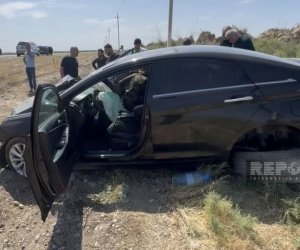 Biləsuvarda minik avtomobili traktorla toqquşub, xəsarət alanlar var