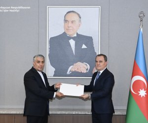 Ceyhun Bayramov İranın yeni səfirinin etimadnaməsinin surətini qəbul edib