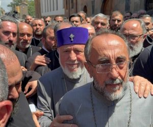 Ереванский суд арестовал на 2 месяца архиепископа Микаеля Аджапахяна
