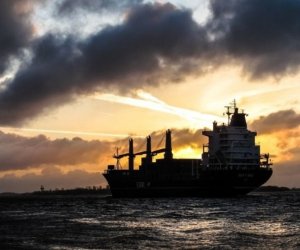 Танкер с миллионом баррелей нефти взорвался возле Ливии