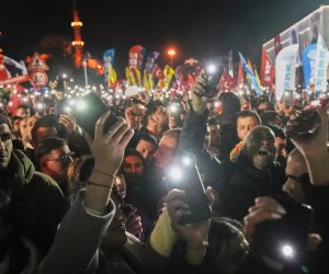 İstanbulda böyük mitinq: polis ilə toqquşmalar baş verib
