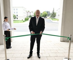 Алиев и Мирзиёев посетили швейную фабрику и открыли Конгресс-центр в Ханкенди