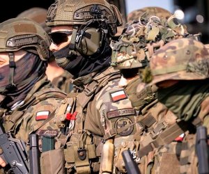 Polşa iki ölkə ilə sərhədə minlərlə hərbçi göndərir
