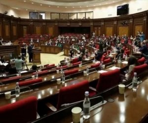 Ermənistanda parlamentdə deputatlara hücum ediblər