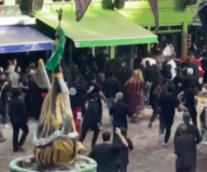 İranda mərasim zamanı at insanların üzərinə çıxıb, yaralılar var - Video
