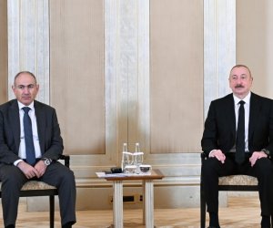 
İlham Əliyevin Nikol Paşinyanla görüşü başlayıb