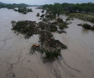 Texasda daşqınlarda ölənlərin sayı 120-yə çatıb