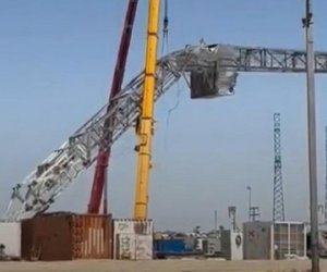 Буровая вышка рухнула на месторождении в Казахстане