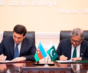 Fərid Əhmədov pakistanlı həmkarı ilə görüşüb