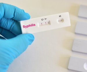 Врач предупредил о рисках заражения сифилисом через поцелуй