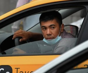 В Петербурге сняли запрет на такси и доставку для мигрантов
