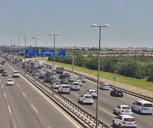 Aeroport yolunda qəza tıxaca səbəb olub