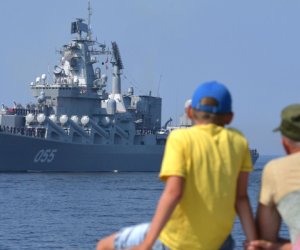 Парады и салюты отменяют в России