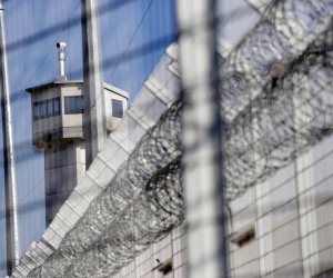 Во Франции заключенного вынесли из тюрьмы в сумке