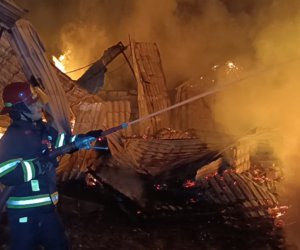 В Баку потушен пожар на рынке древесины — МЧС